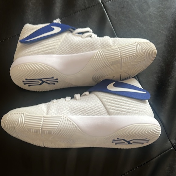 Kyrie 2 boys 5.5 - Picture 3 of 9